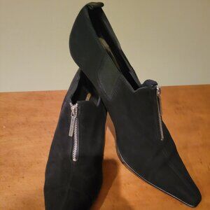 The Donald J Pliner Black, Pointy Toe, Front Zip Ankle Boots